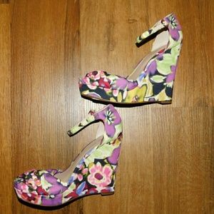 Nine west multicolor wedge